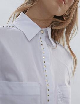 Camisa Lola Casademunt blanca con tachas doradas