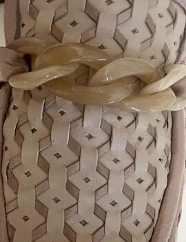Zapato Vitelo trenzado beige-arena detalle cadena