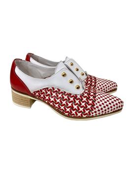 ZAPATO TRENZADO BICOLOR BLANCO-ROJO CON TACHUELAS