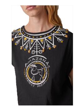 Camiseta Highly Preppy estampada collar con tachas