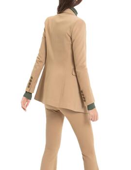 Chaqueeta Highly Preppy escudo en manga camel