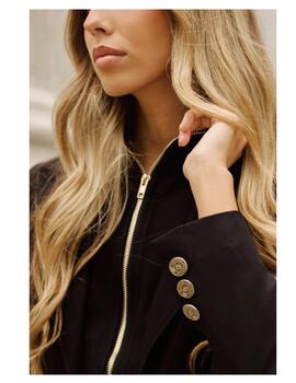 Chaqueta Highly Preppy efecto chaleco escudo negra