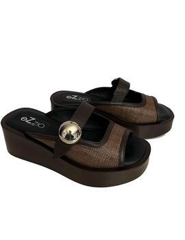 Sandalia Ezzio aplique dorado marrón cacao
