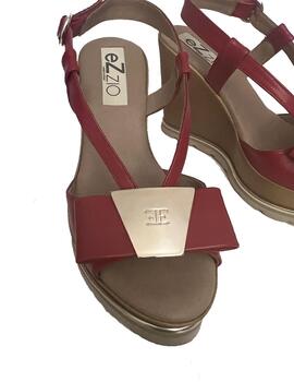 Sandalia Ezzio piel roja aplique logo