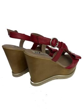 Sandalia Ezzio piel roja aplique logo