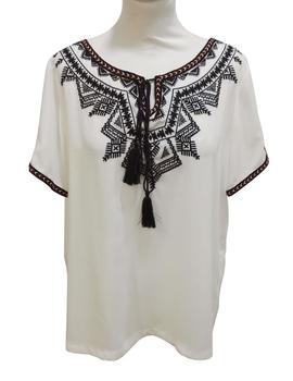 BLUSA BORDADA EN EL ESCOTE