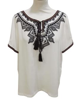 BLUSA BORDADA EN EL ESCOTE