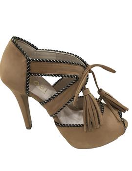 SANDALIA LODI  NOBUCK CAMEL CON BORLAS