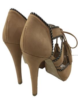 SANDALIA LODI  NOBUCK CAMEL CON BORLAS