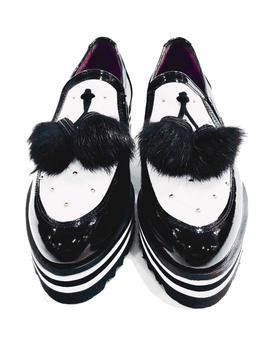 ZAPATO BLANCO/NEGRO CON TACHUELAS