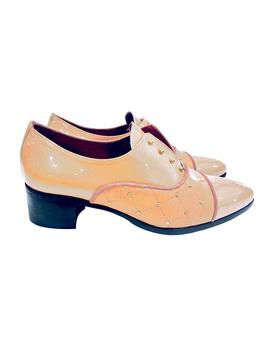 ZAPATO EN CHAROL ROSA CON TACHUELAS  M. 7932