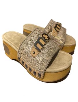 SANDALIA MOU WOOD LOW HEEL CLOG METAL LOGO