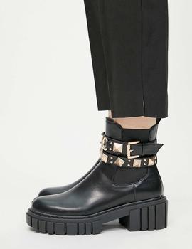 BOTÍN LOLA CASADEMUNT CON TACHAS Y LOGO NEGRO