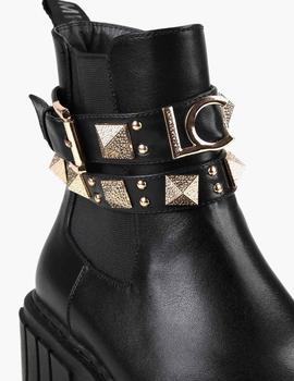 BOTÍN LOLA CASADEMUNT CON TACHAS Y LOGO NEGRO